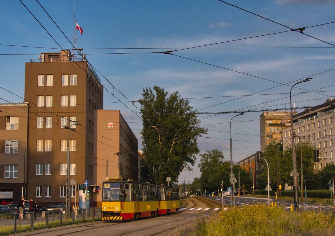 1290+1289
SkĹad 1290+1289 pojawiĹ siÄ na linii turystycznej 36 w zwiÄzku z awariÄ 795 i brakiem wagonĂłw zabytkowych w rezerwie. DzieĹ pĂłĹşniej 1290+1289 znowu wyjechaĹ na 36, tym razem jako podmiana za 1252+1251.

