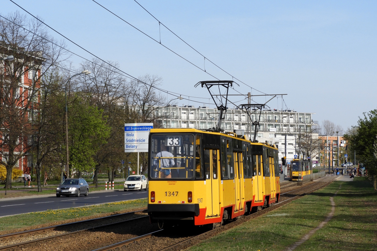 1348+1347
ZdjÄcie z dwĂłch powodĂłw nie do powtĂłrzenia - skĹad wycofany, a na caĹym odcinku miÄdzy Sadami Ĺťoliborskimi a placem Grunwaldzkim ustawiono pĹotki, co ma zwiÄzek z utworzeniem ĹcieĹźki do spacerĂłw z psami na pasie zieleni po prawej.
