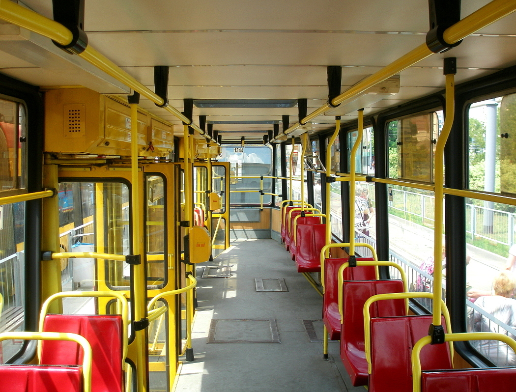 1344+1343
WnÄtrze wagonu 1344 przed NG.
Słowa kluczowe: wnÄtrze
