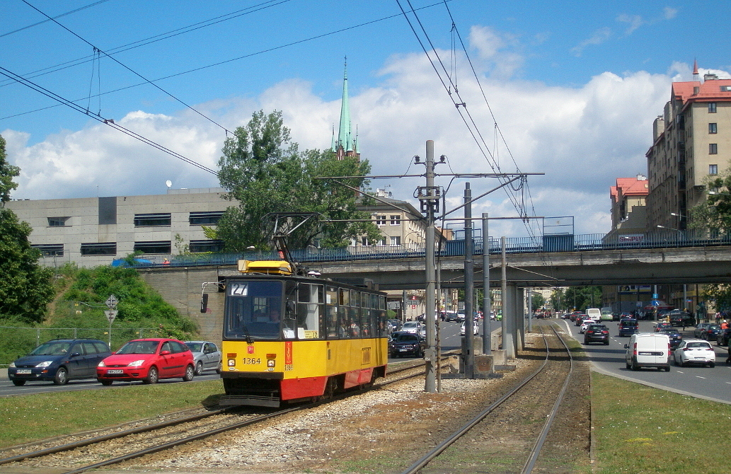 1364
14 czerwca 2016 byĹ ostatnim dniem, gdy tramwaje jeĹşdziĹy pod widocznym na drugim planie wiaduktem kolejowym. NastÄpnego dnia zaczÄĹa siÄ jego rozbiĂłrka, na czas ktĂłrej tramwaje jeĹşdziĹy na trasach zmienionych omijajÄc widoczne miejsce.
