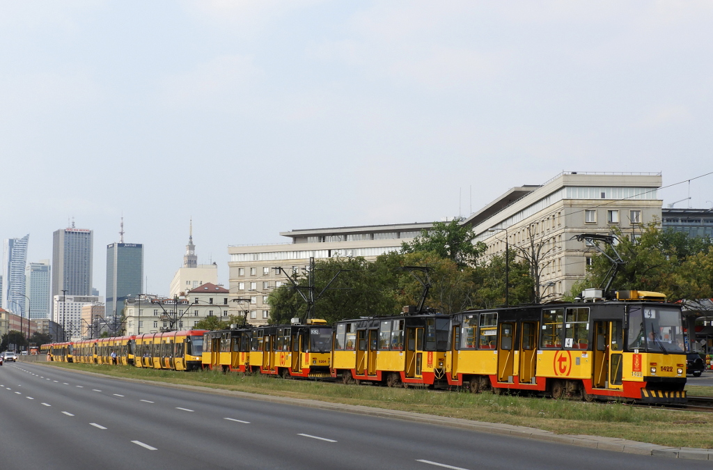 1422+1421
W wyniku zderzenia wagonu 3126 z samochodem utworzyĹo siÄ zatrzymanie, w ktĂłrym staĹo siedem tramwajĂłw, a nastÄpne byĹy zawracane na Placu Narutowicza.
Słowa kluczowe: Skyline Zatrzymanie