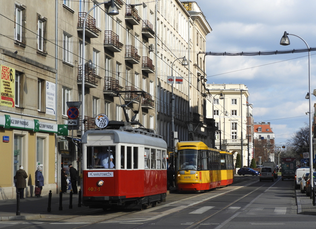 403-1
W dniach 12-13.03.2019 w godz. ok. 10-14 kursuje specjalna linia "26 ITP" uruchomiona z okazji odbywajÄcych siÄ na Politechnice Warszawskiej 26. InĹźynierskich TargĂłw Pracy. Jest obsĹugiwana wagonem K nr 403-1, a trasa jest nastÄpujÄca: PLAC NARUTOWICZA - Filtrowa - Nowowiejska - PuĹawska - Woronicza - WoĹoska - Marynarska - PKP SĹUĹťEWIEC.
