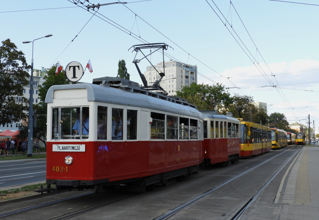 403-1+1811
Zatrzymanie z powodu zderzenia samochodĂłw na skrzyĹźowaniu z OkopowÄ. W wyniku tego zdarzenia zablokowany byĹ przejazd dla tramwajĂłw w kierunku placu Zawiszy (z wyjÄtkiem skrÄtu z al. SolidarnoĹci w OkopowÄ), a takĹźe skrÄt w lewo z Okopowej w kierunku zajezdni Wola. Po kilkunastu minutach stania w tym miejscu widoczny na zdjÄciu zabytkowy skĹad linii T zostaĹ skierowany na KoĹo. Tak wiÄc byĹ to chyba pierwszy przypadek Tetki w tamtym miejscu.
Słowa kluczowe: zatrzymanie