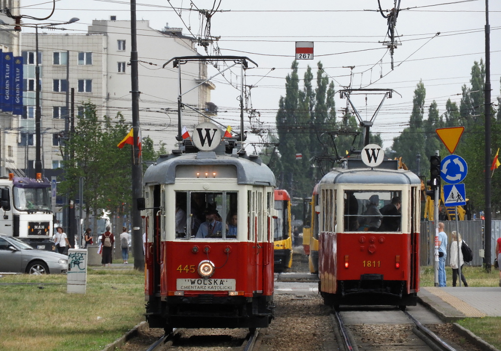 445, 403-1+1811
Wagon K nr 445 i skĹad K+4ND nr 403-1+1811 na linii W uruchomionej z okazji 75. rocznicy wybuchu Powstania Warszawskiego.
Słowa kluczowe: PW2019