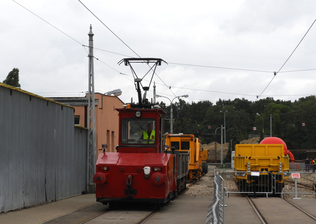 1+2302
Jedna z dwĂłch lokomotywek tramwajowych sĹuĹźÄcych do przetaczania wagonĂłw kolejowych po terenie ZETiT, tutaj w skĹadzie z lorkÄ nr 2302.
Słowa kluczowe: DTP2019