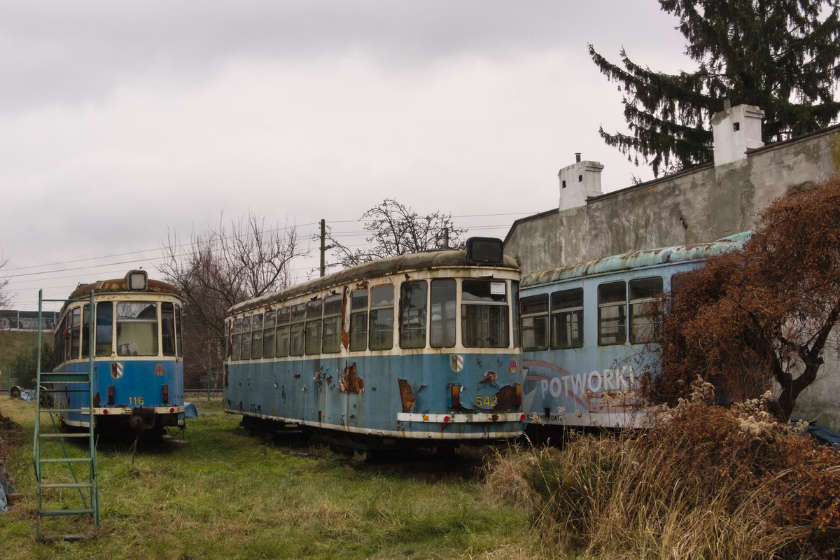 116, 542, 551
Krakowskie wagony T4 nr 116 oraz B4 nr 542 i 551.
