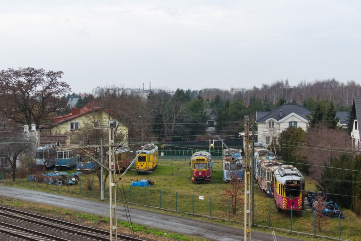 Tramwajowy ogrĂłdek
SĹynna posesja przy ul. Salomejskiej, na ktĂłrej obecnie stoi 12 wagonĂłw z Warszawy i Krakowa. Od lewej widoczne: B4 nr 551 i 542, T4 nr 116, 13N nr 193, K nr 2214 i 2213, 13N nr 376, GT6 nr 185, K nr S-6 i za nim 13N nr 504, GT6 nr 178 oraz T4 nr 110.
