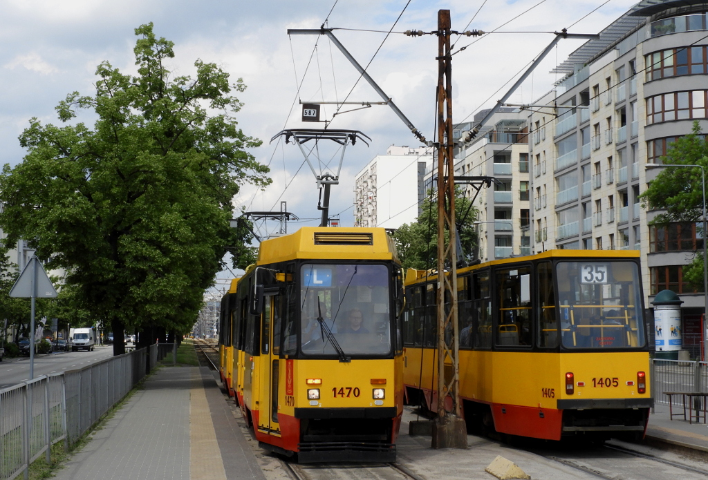 1470+1469
Od wczoraj tramwaje nie kursujÄ tym odcinkiem PuĹawskiej. W zwiÄzku z remontem torowiska zostaĹ zamkniÄty dla tramwajĂłw odcinek od placu Zbawiciela do KrĂłlikarni. Tramwaje majÄ wrĂłciÄ na PuĹawskÄ 2 wrzeĹnia. Z powodu tego remontu, linie 10, 14 i 18 zostaĹy zawieszone, 4 jeĹşdzi objazdem przez NowowiejskÄ, al. NiepodlegĹoĹci, WoĹoskÄ i Woronicza, 31 z wyjÄtkiem niektĂłrych kursĂłw w szczycie zostaĹo wydĹuĹźone do pÄtli WyĹcigi, a 35 wrĂłciĹo na swojÄ dawnÄ trasÄ do pÄtli Banacha. Uruchomiona zostaĹa takĹźe linia 70, ktĂłrej trasa prowadzi jak 10 z Osiedla GĂłrczewska do Nowowiejskiej, nastÄpnie NowowiejskÄ do placu Zbawiciela i stamtÄd jak 18 na ĹťeraĹ FSO.

Link do filmu z piÄtkowego przejazdu tÄ trasÄ: https://www.youtube.com/watch?v=YPQxmv56kPE
Słowa kluczowe: NaukaJazdy
