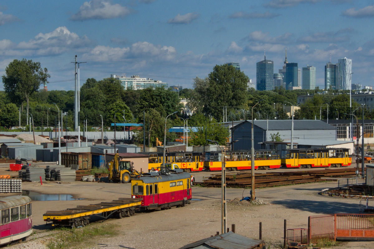 01, 2112
Na pierwszym planie platforma nr 01 i wagon techniczny K nr 2112, w tle 105Na nr 1234, 1233 i 1229.
