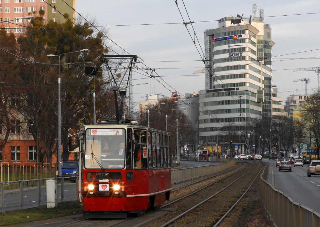 1000
Wagon 1000 na linii W uruchomionej z okazji 28. finaĹu WOĹP.
Słowa kluczowe: WOĹP2020