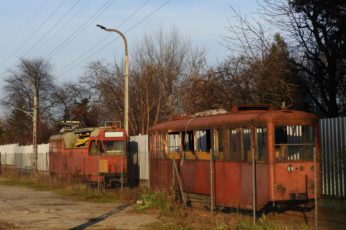 1848
Wagon 4ND1 nr 1848 (taki numer zostaĹ mu nadany w Warszawie), ĹciÄgniÄty w styczniu 2011 z Bielska-BiaĹej (wczeĹnie kursowaĹ w Poznaniu z nr 501). W czerwcu 2021 sprzedany i obecnie znajduje siÄ poza WarszawÄ.
