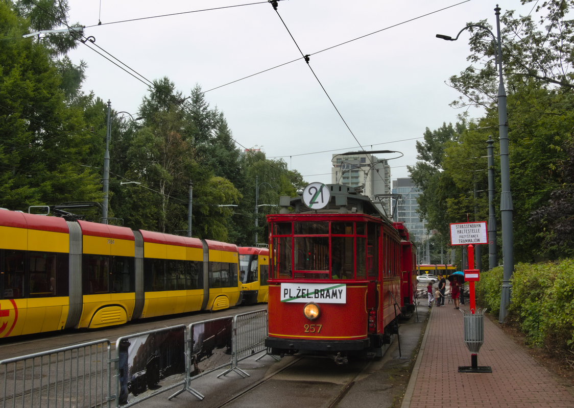 257
Wystawa zabytkowych tramwajĂłw okazji 79. rocznicy wybuchu Powstania Warszawskiego. Na zdjÄciu widoczny wagon C nr 257, a za nim wĂłz wieĹźowy typu W nr 2204. WedĹug planĂłw, zaprezentowany miaĹ byÄ takĹźe niedawno zrekonstruowany wagon A nr 110 dla Muzeum Getta Warszawskiego, jednak w tamtym momencie go nie byĹo, zostaĹ wystawiony dopiero pĂłĹşniej.
