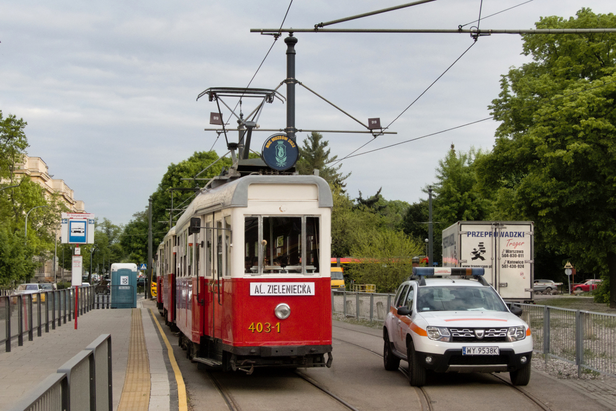 403-1+1811
W celu zrobienia miejsca na placu Narutowicza dla tramwajĂłw z parady, wozy 403-1+1811, 607 i 4201 obsĹugujÄce liniÄ M zjechaĹy na plac Starynkiewicza, gdzie oczekiwaĹy na ponowne wĹÄczenie siÄ do obsĹugi linii zgodnie z rozkĹadem.
Słowa kluczowe: NM2022