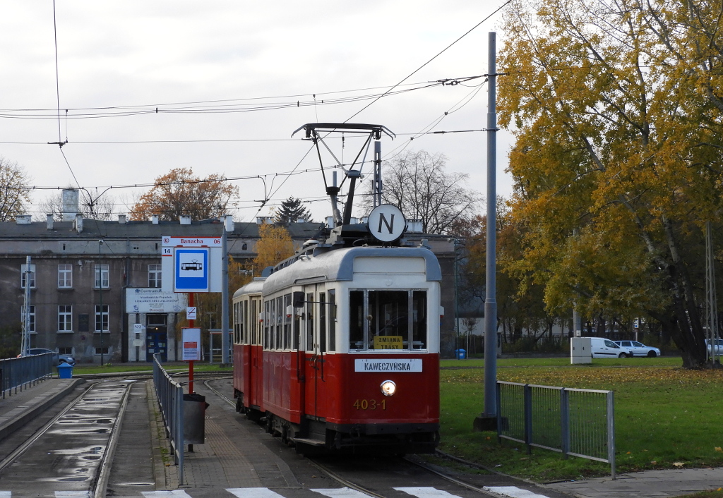 403-1+1811
Zabytkowe tramwaje w tym miejscu to widok bardzo rzadki.
