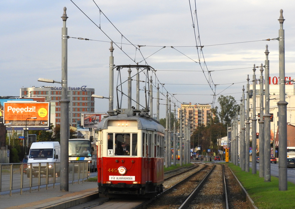 445
Wagon 445 obsĹugujÄcy liniÄ X uruchomionÄ z okazji X Nocy w Instytucie Lotnictwa. SwojÄ drogÄ, to chyba juĹź dawno nie byĹo Ĺźadnej "zabytkowej" linii na tej trasie.
