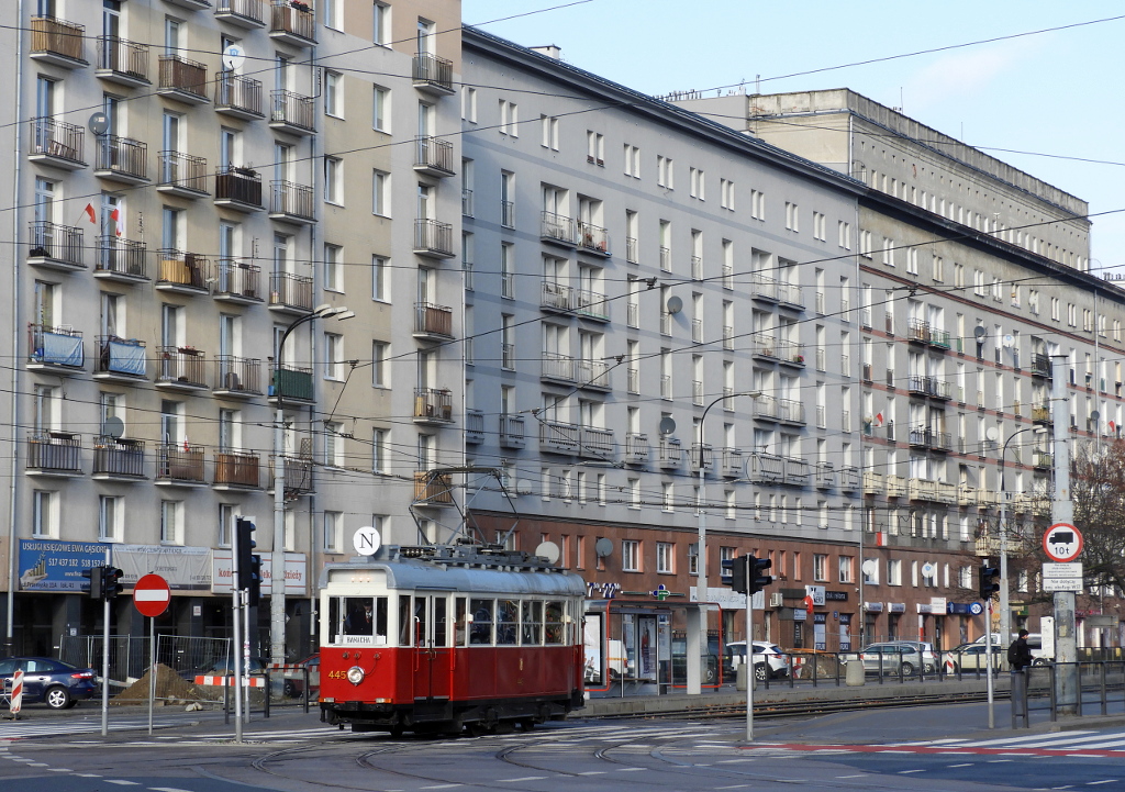 445
Wagon 445 na linii N u zbiegu GrĂłjeckiej i Banacha.
