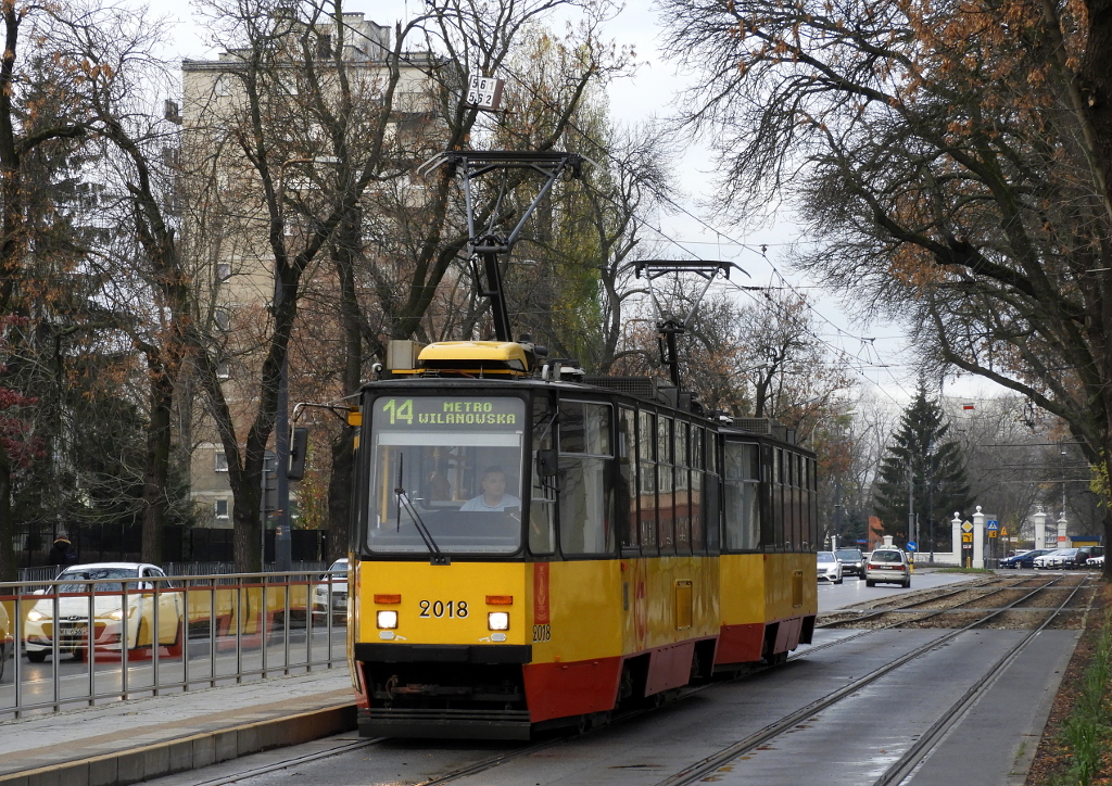2018+2019
W ostatnich tygodniach na R-1 majÄ problemy z wagonami 134N, wiÄc coraz czÄĹciej byĹy one zastÄpowane innymi wagonami. Z reguĹy byĹy to Swingi lub Jazzy Duo, ale czasem trafiaĹy siÄ skĹady.
Słowa kluczowe: DziwadĹo