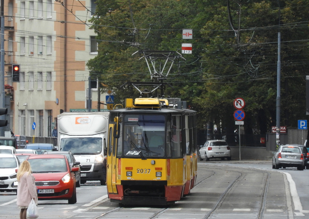 2037
Awaria wagonu 2037 na ul. Wolskiej przed przystankiem PĹocka.
Słowa kluczowe: awaria