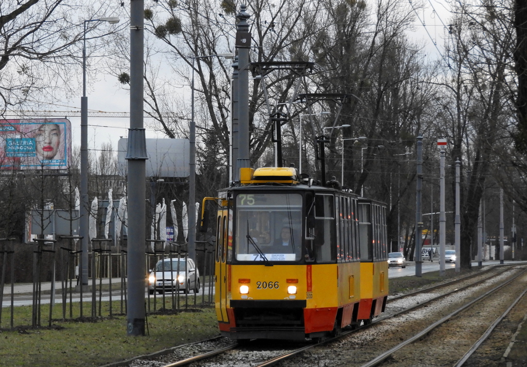 2066+2067
Linia 75 zostaĹa uruchomiona w dniu 31.12.2018 w celu zastÄpowania linii 4 i 15, ktĂłre kursowaĹy objazdami z powodu zamkniÄcia placu Bankowego na czas koncertu sylwestrowego. JeĹşdziĹa nastÄpujÄcÄ trasÄ: ĹťeraĹ Wschodni - Annopol - RembieliĹska - Matki Teresy z Kalkuty - OdrowÄĹźa - StarzyĹskiego - most GdaĹski - MiÄdzyparkowa - Andersa - Mickiewicza - Marymont-Potok. Planowo brygady wysokopodĹogowe miaĹy byÄ obsĹugiwane przez solĂłwki, jednak na liniÄ zostaĹ wysĹany jeden skĹad, widoczny na zdjÄciu.
Słowa kluczowe: ZaTramwaj DziwadĹo