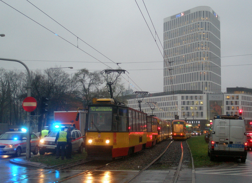 2072+2073
TuĹź przed skrzyĹźowaniem z ul. RakowieckÄ na skĹad 2072+2073 najechaĹ wagon 3101. W wyniku zderzenia rannych zostaĹo 8 osĂłb. SÄdzÄc po uszkodzeniach wagonĂłw, ktĂłre nie byĹy zbyt duĹźe, uderzenie nie byĹo bardzo mocne, jednak zostaĹy poĹamane sprzÄgi miÄdzy wagonami skĹadu 2072+2073. W zatrzymaniu staĹo kilkanaĹcie tramwajĂłw, ktĂłre pĂłĹşniej zostaĹy wycofane do placu Zbawiciela i skierowane na trasÄ objazdowÄ przez ul. NowowiejskÄ, al. NiepodlegĹoĹci, RakowieckÄ, WoĹoskÄ i Woronicza.
Słowa kluczowe: Zdarzenie Zdarzenie
