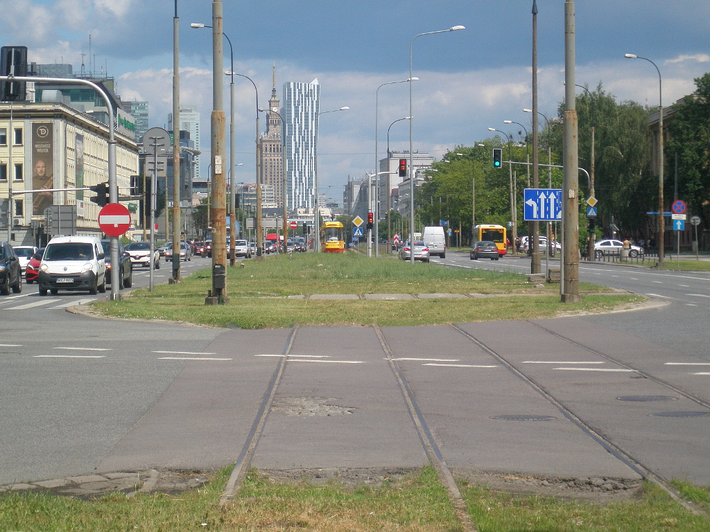 2130+2131
Na pierwszym planie widoczne jest nieuĹźywane od 27 lat torowisko, ktĂłre prowadziĹo do skrzyĹźowania z ul. Nowo-Bema, przy ktĂłrej znajdowaĹa siÄ pÄtla o tej samej nazwie. Trasa ta zostaĹa otwarta w dniu 4 grudnia 1963 r. W 1964 r. oddano do uĹźytku przedĹuĹźenie torowiska do ul. Wolskiej. W latach 60. zmieniono nazwÄ ul. Nowo-Bema na al. Rewolucji PaĹşdziernikowej, a w latach 80. pÄtla Nowo-Bema otrzymaĹa nazwÄ Wolska. Pod koniec lat 80. trasa zaczÄĹa kolidowaÄ z budowanÄ TrasÄ ToruĹskÄ, podjÄto wiÄc decyzjÄ o jej likwidacji. Ostatni raz tramwaje przejechaĹy tym odcinkiem w dniu 29 czerwca 1990 r. Do dziĹ zachowaĹy siÄ fragmenty torowiska na ul. Kasprzaka, nad ktĂłrymi jeszcze kilka lat temu czÄĹciowo wisiaĹa sieÄ trakcyjna. W oddali widaÄ skĹad 2130+2131, ktĂłry stoi tuĹź przed skrÄtem w ul. SkierniewickÄ. Obecnie jednak tramwaje w ogĂłle nie jeĹźdĹźÄ ul. ProstÄ i Kasprzaka w zwiÄzku z rozbudowÄ II linii metra.
Słowa kluczowe: Skyline