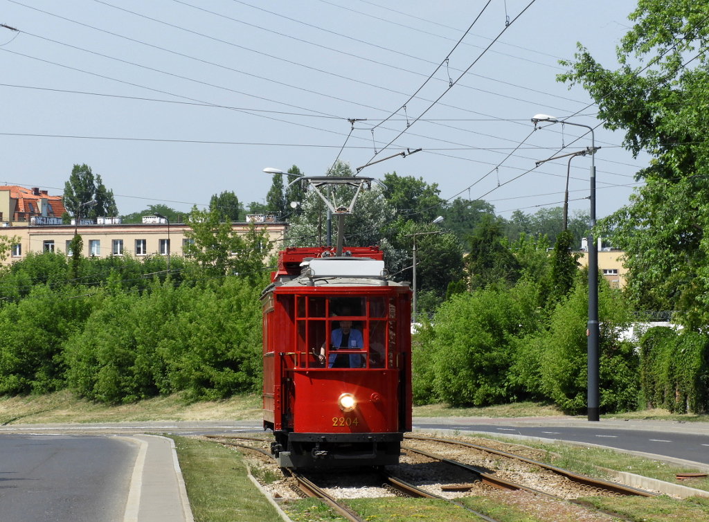 2204
Dzisiaj po raz pierwszy po remoncie, zabytkowy wagon typu W wyjechaĹ na miasto na jazdÄ prĂłbnÄ. WczeĹniej moĹźna byĹo go oglÄdaÄ podczas Nocy MuzeĂłw, ale wtedy tylko staĹ na wystawie.
