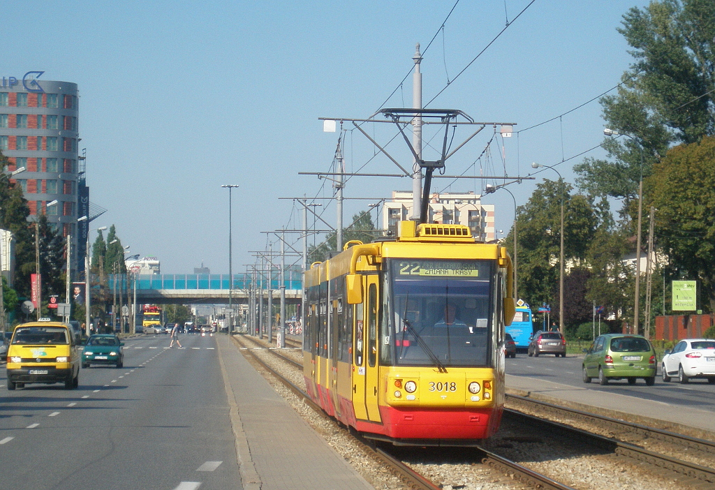 3018
W związku z remontem torowiska w Alejach Jerozolimskich linie 22 i 24 zostały skierowane na Okęcie w zamian za zawieszona linię 7 i linię 9, która była skrócona do Dworca Centralnego, gdzie tramwaje zmieniały kierunek jazdy, korzystając z rozjazdu nakładkowego.
Słowa kluczowe: Objazd