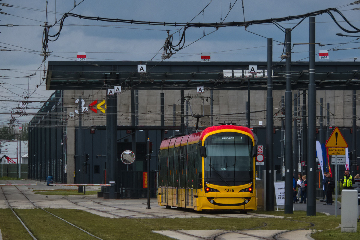 4256
Wagon, ktĂłry kursowaĹ miÄdzy zajezdniÄ a pÄtlÄ Annopol.
