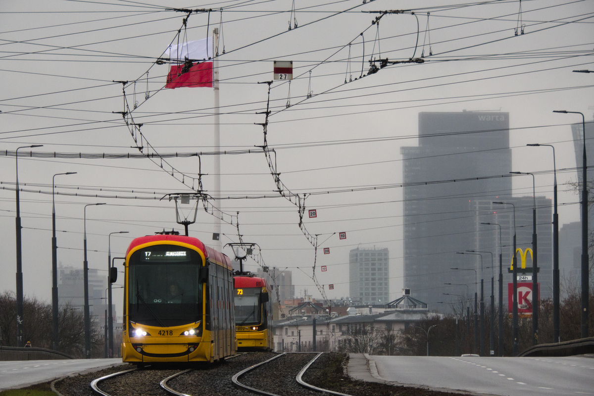 4218
W ostatnich miesiÄcach pojawiĹo siÄ wiele ograniczeĹ prÄdkoĹci z powodu zĹego stanu torowisk, w tle widoczny jeden z takich odcinkĂłw, jednak chyba nigdy wczeĹniej nie byĹo takiego nagromadzenia naprzemiennych ograniczeĹ 10/20 na tak krĂłtkim odcinku.
