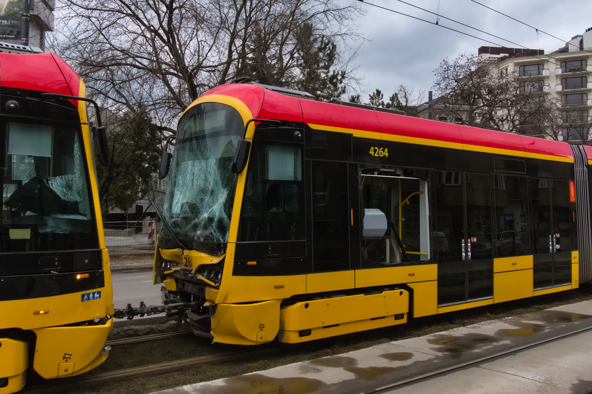 4264
Widok na uszkodzenia wagonu 4264 po najechaniu przez 4255.
Słowa kluczowe: wypadek zderzenie