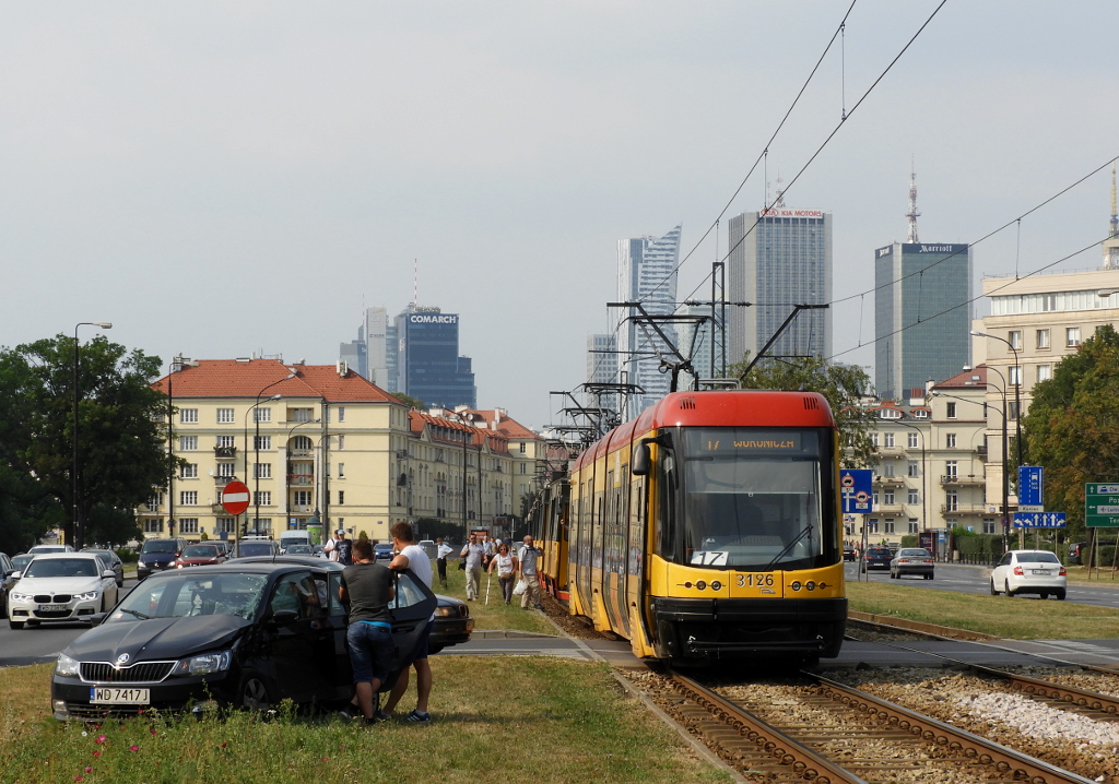 3126
Widok z bliska na miejsce zdarzenia. SamochĂłd, jak widaÄ zostaĹ doĹÄ mocno uszkodzony w okolicach drzwi kierowcy, jednak na szczÄĹcie nie byĹo osĂłb rannych. Tramwaj natomiast miaĹ tylko niewielkie uszkodzenia zderzaka.
Słowa kluczowe: Skyline Zdarzenie