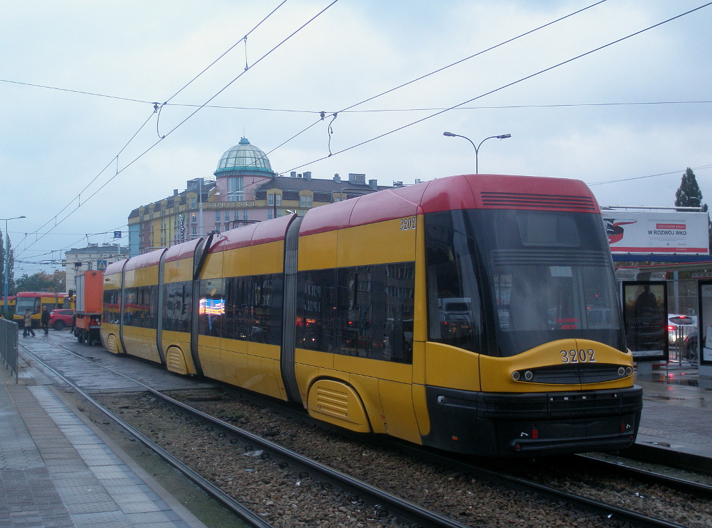 3202
W wyniku zerwania sieci poĹamany zostaĹ pantograf wagonu 3202. Widoczny jego fragment zwisajÄcy z dachu czwartego czĹonu. Wagon zostaĹ pĂłĹşniej odholowany przez Unimoga widocznego przed nim.
Słowa kluczowe: Awaria