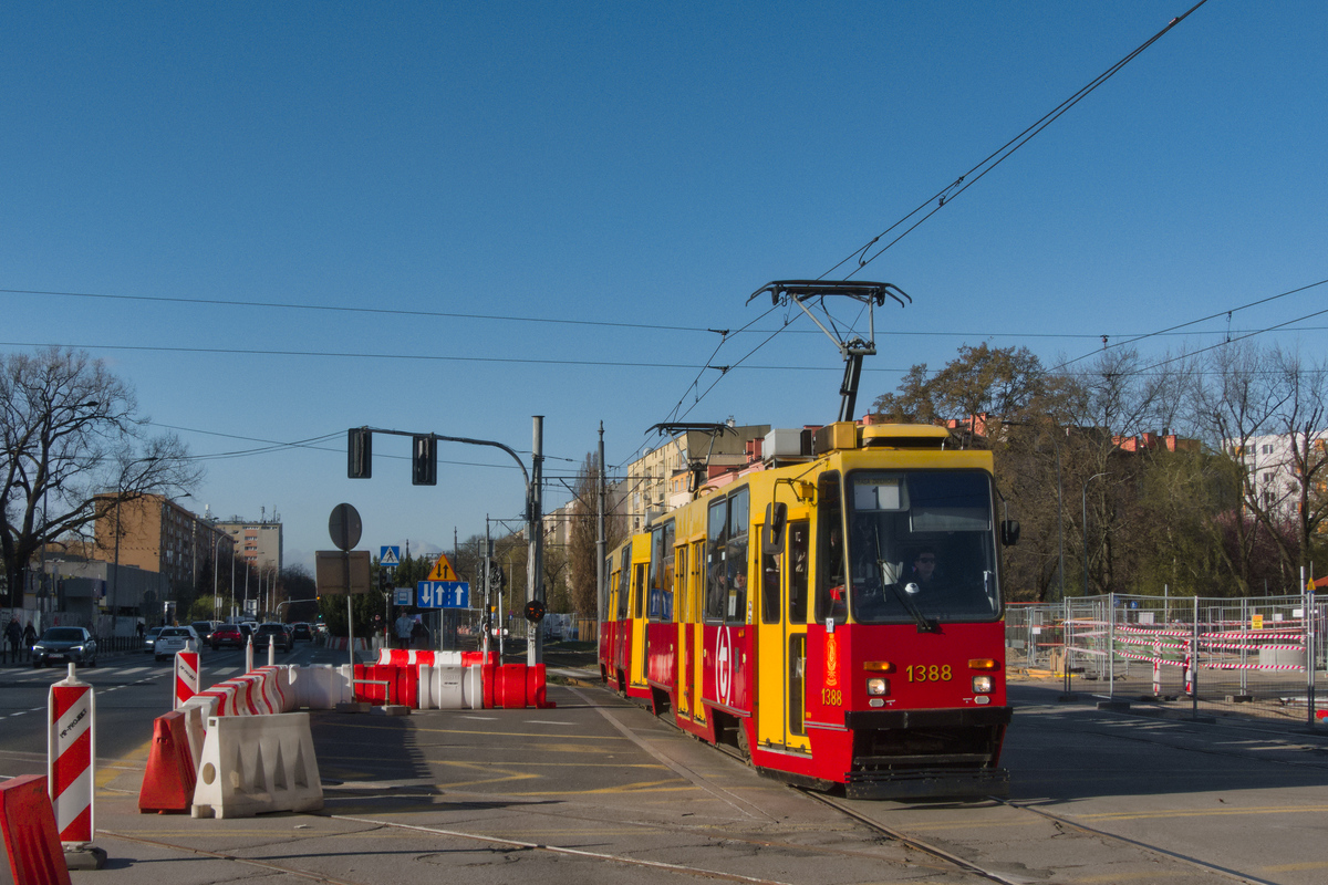 1388+1389
Pierwszy dzieĹ kursowania skĹadu 1388+1389 po przeniesieniu na zajezdniÄ Annopol, a zarazem powrĂłt do ruchu po kilkumiesiÄcznej przerwie. Niestety nie dojeĹşdziĹ do koĹca zmiany z powodu awarii.
