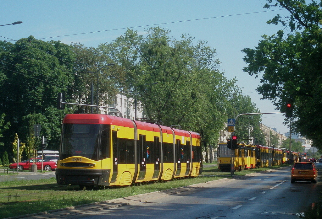 3251
Zatrzymanie spowodowane powalonym drzewem, ktĂłre w wyniku nawaĹnicy spadĹo na torowisko i zablokowaĹo przejazd dla tramwajĂłw w obu kierunkach na kilka godzin.
