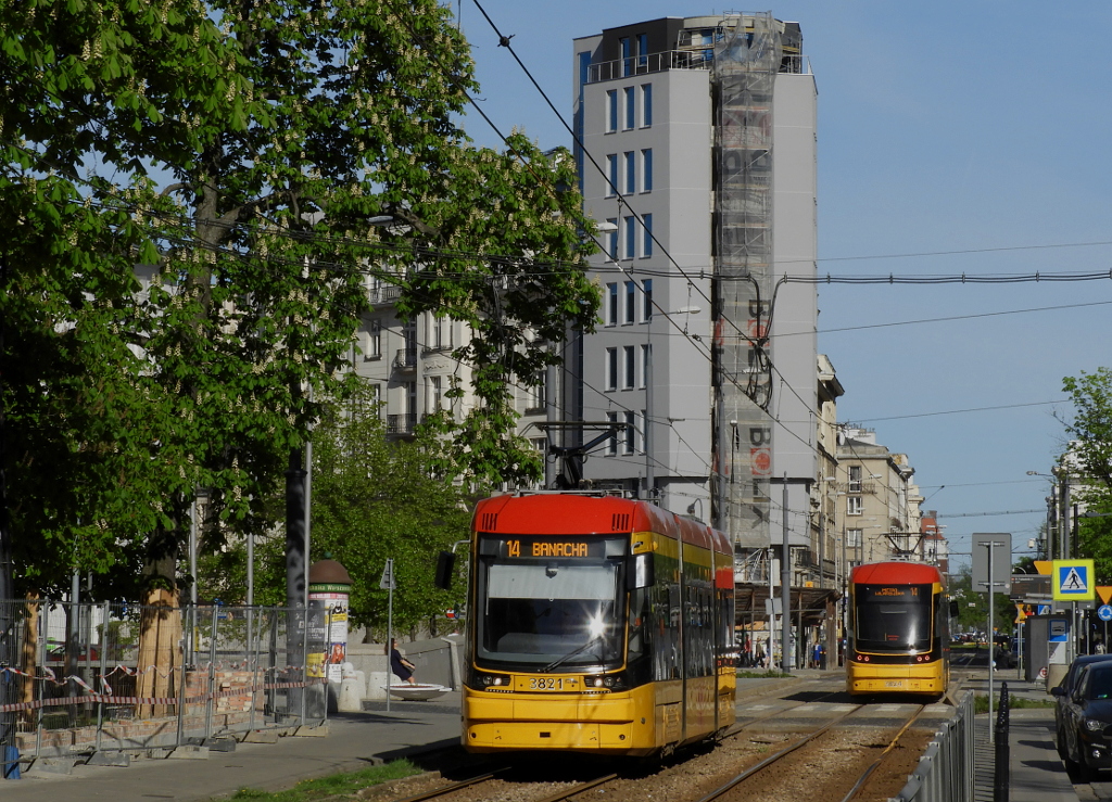 3821
Od dwĂłch lat linia 14 jest zdominowana przez krĂłtkie jazzy, jednak w tygodniu na szczÄĹcie sÄ dwa dodatki z R-3, na ktĂłrych jeĹźdĹźÄ stopiÄtki.
