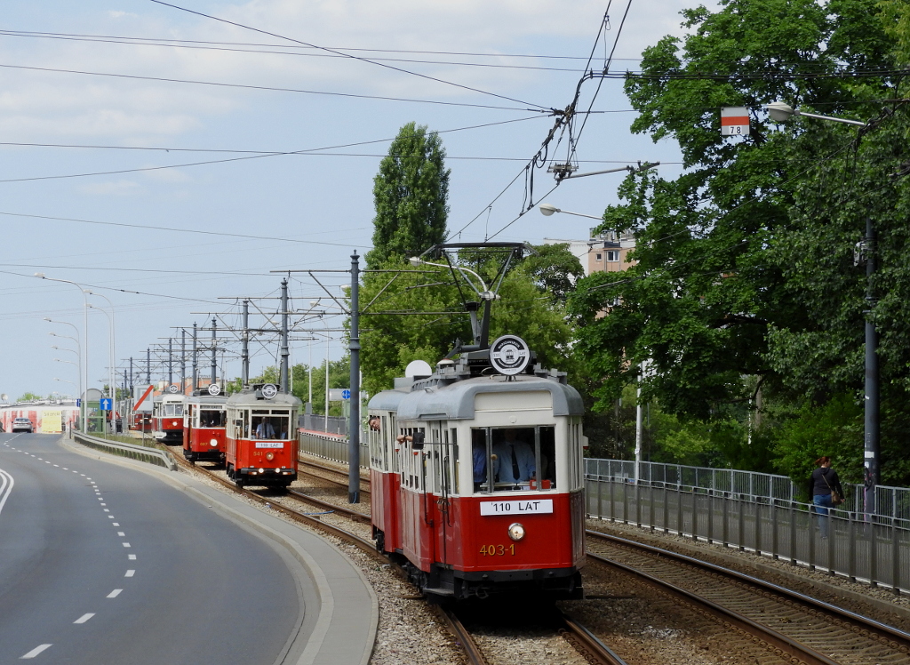 403-1+1620
Widok na paradÄ z tylnego pomostu wagonu A, ktĂłry jechaĹ jako pierwszy.
Słowa kluczowe: parada NM2018