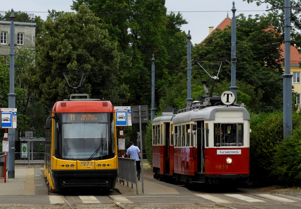 403-1+1811
Wczoraj na dobre rozpoczÄĹ siÄ sezon linii turystycznych. Na ulice wyjechaĹa autobusowa linia 100, a linia T zaczÄĹa byÄ obsĹugiwana tramwajami zabytkowymi (wczeĹniej jeĹşdziĹ na niej tylko wagon promocyjny).
