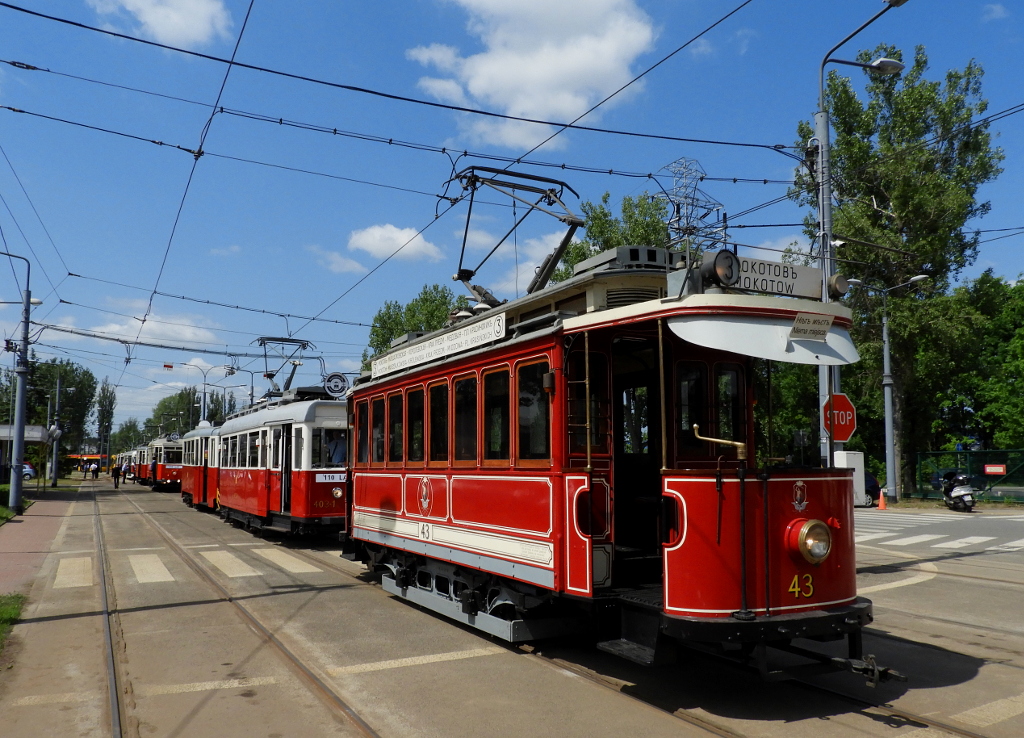 43
W dniu 19 maja ulicami Warszawy przejechaĹa parada tramwajĂłw, co byĹo elementem obchodĂłw 110-lecia tramwajĂłw elektrycznych w Warszawie. Na zdjÄciu wagony stojÄ juĹź we wĹaĹciwej kolejnoĹci i za chwilÄ ruszÄ w kierunku metra Marymont, gdzie zwykli pasaĹźerowie bÄdÄ mogli do nich wsiadaÄ.
Słowa kluczowe: parada NM2018