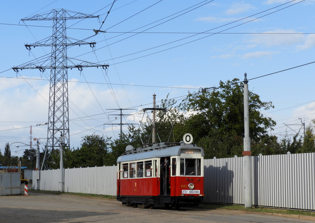 445
Berlinka obsĹugujÄca liniÄ O na terenie zakĹadu T-1 przy ul. Obozowej.
Słowa kluczowe: DTP2018