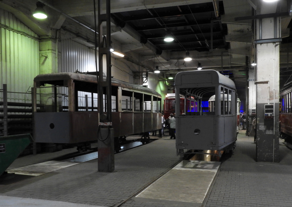 446
Tegoroczna wystawa tramwajĂłw z okazji Nocy MuzeĂłw odbyĹa siÄ na terenie zakĹadu T-3 na Woli. BraĹy w niej udziaĹ m.in. widoczne na zdjÄciu wagony N nr 716 i K nr 446 w remoncie. Pierwszy z nich stoi tu juĹź od kilkunastu lat, jednak obecnie sÄ duĹźe szanse na to, Ĺźe w ciÄgu maksymalnie kilku lat jego remont dobiegnie koĹca.
Słowa kluczowe: NM2018