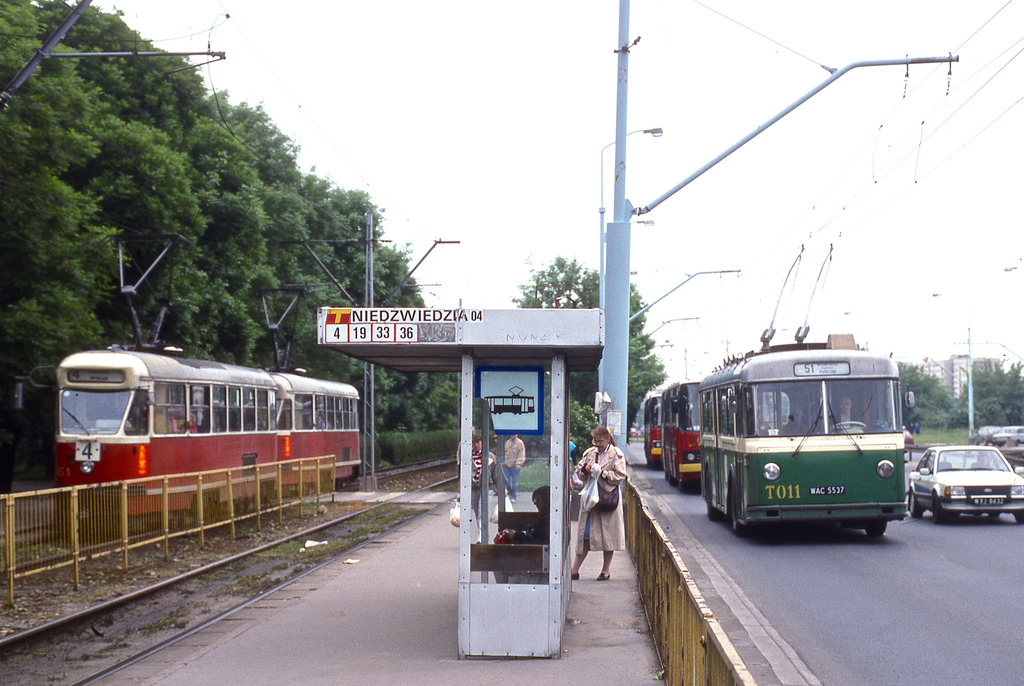 451
Obecnie nie ma ani trzynastek (nie liczÄc zabytkĂłw), ani trolejbusĂłw. Autorem zdjÄcia jest Paul Haywood, zgoda na dodanie jest.
Słowa kluczowe: Konstal13N