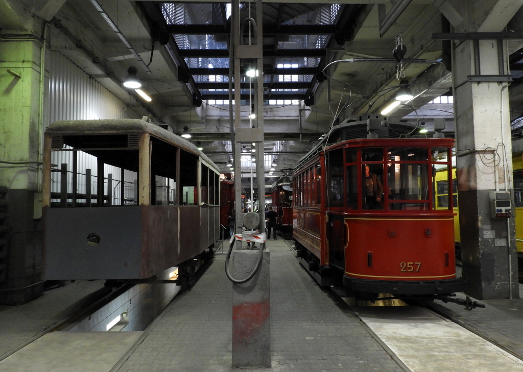 716
Wagon N nr 716 stoi na T-3 juĹź dobre kilkanaĹcie lat, jednak w najbliĹźszym czasie prace remontowe przy nim majÄ zostaÄ wznowione.
Słowa kluczowe: DTP2018