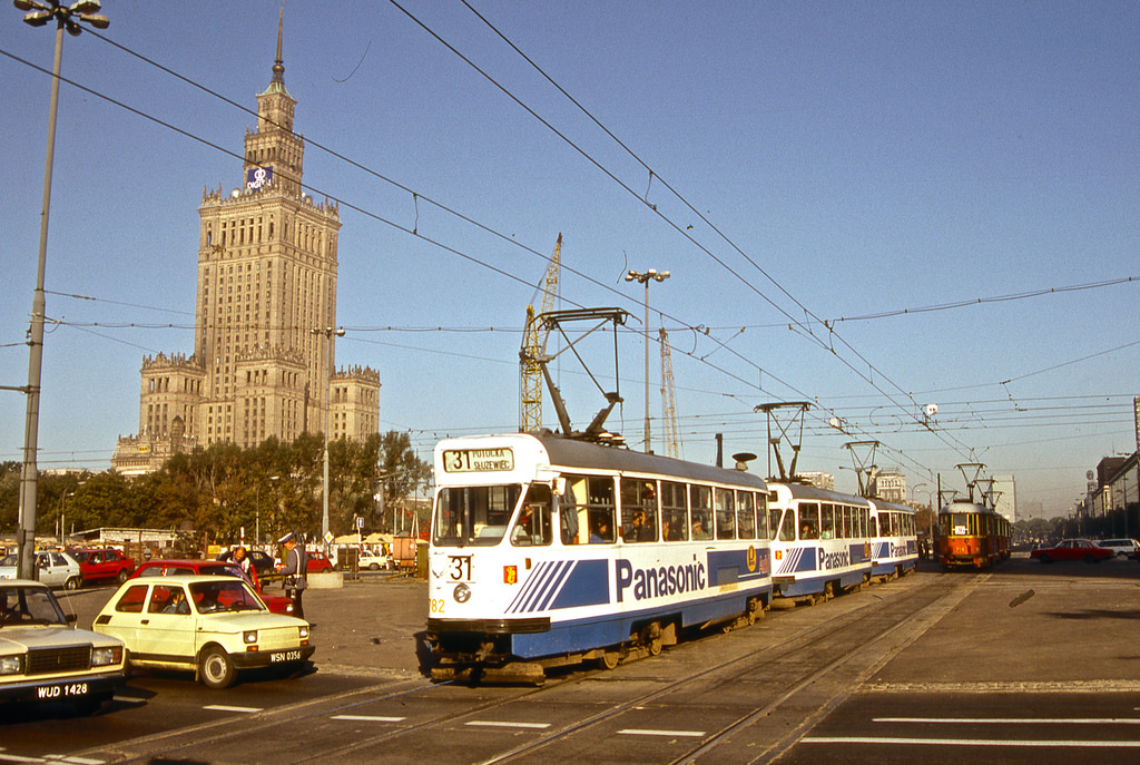 782+666+747
Spotkanie potrĂłjniakĂłw na MarszaĹkowskiej. OprĂłcz tytuĹowego potrĂłjniaka, w tle widaÄ skĹad 606+607+791 obsĹugujÄcy liniÄ 36. Autorem zdjÄcia jest Paul Haywood, zgoda na dodanie jest. Niestety nie wiem, z ktĂłrej zajezdni byĹ ten skĹad.
Słowa kluczowe: Architektura PotrĂłjniak Konstal13N Reklama
