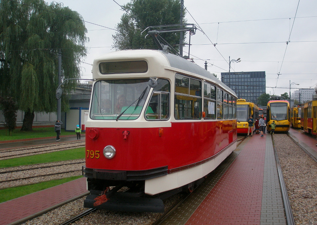 795
Na tegorocznym DTP ĹwieĹźo po remoncie zostaĹ zaprezentowany wagon 13N nr 795.
Słowa kluczowe: DTP2017 Konstal13N
