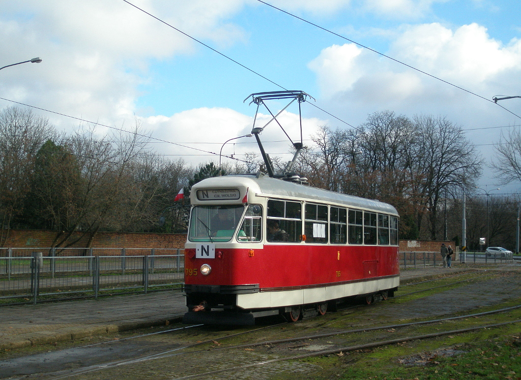 795
Z okazji ĹwiÄta NiepodlegĹoĹci zostaĹa uruchomiona linia N na trasie Cmentarz Wolski - Czynszowa. Jednym z wagonĂłw, ktĂłre jÄ obsĹugiwaĹy byĹ 13N nr 795, ktĂłry pierwszy raz po remoncie wyjechaĹ na liniÄ.
Słowa kluczowe: Konstal13N