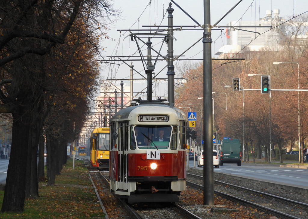 795
Z okazji setnej rocznicy odzyskania niepodlegĹoĹci przez PolskÄ, w dniach 5-12.11 zostaĹa uruchmiona specjalna linia N na trasie KawÄczyĹska-Bazylika - Metro Wilanowska. W dni powszednie kursowaĹ na niej wagon 13N nr 795, natomiast w dniach 10-12.11 byĹa obsĹugiwana przez cztery brygady.
Słowa kluczowe: Konstal13N