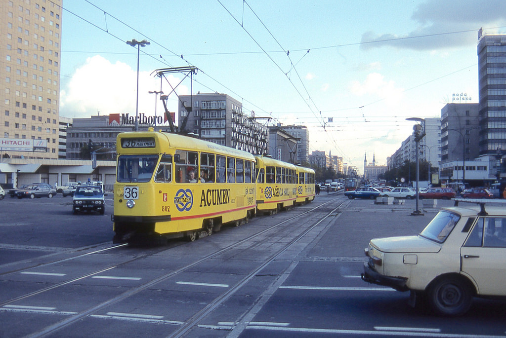 802+801+783
Warto zwrĂłciÄ uwagÄ na to, Ĺźe drugi i trzeci wagon majÄ kierunkowskazy od stopiÄtek. Autorem zdjÄcia jest Paul Haywood, zgoda na dodanie jest.
Słowa kluczowe: Konstal13N PotrĂłjniak Reklama