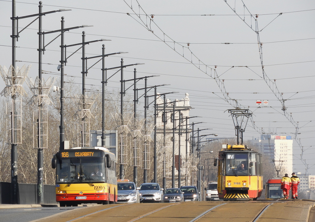 1200
WyĹcig Solbusa ze skĹadem stopiÄtek. Po prawej ekipa torowcĂłw oglÄda stan nawierzchni torowiska.
