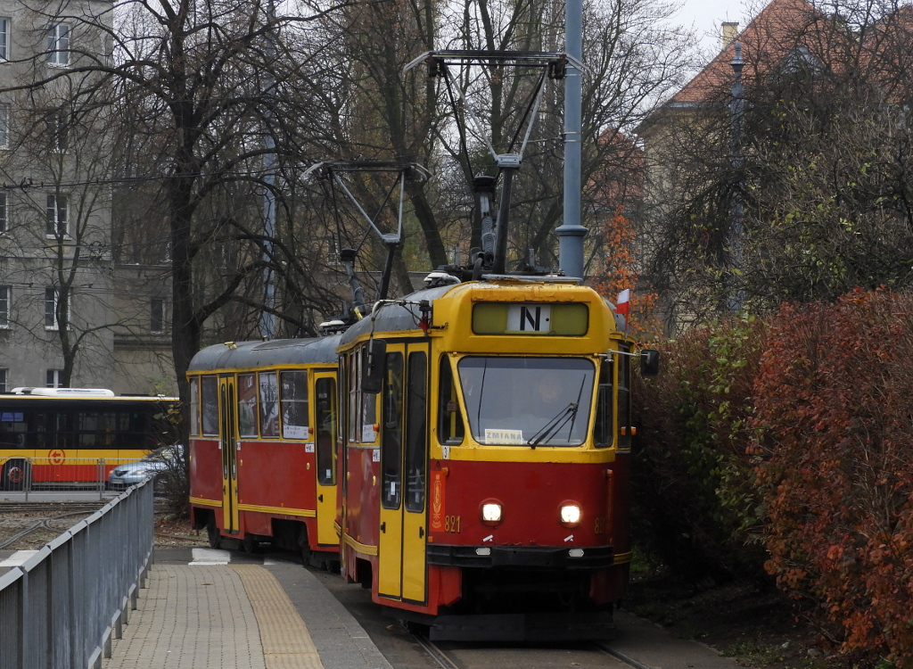 821+818
W zwiÄzku z zamkniÄciem m.in. mostu ĹlÄsko-DÄbrowskiego i MarszaĹkowskiej, linia N w dniu 11.11 jeĹşdziĹa objazdem przez RatuszowÄ, JagielloĹskÄ, most GdaĹski, SĹomiĹskiego, OkopowÄ, TowarowÄ, GrĂłjeckÄ do placu Narutowicza. Niestety brygada 1/N z R-3 nie zdÄĹźyĹa dojechaÄ do centrum, poniewaĹź zamkniÄto ciÄg ul. MarszaĹkowskiej i PuĹawskiej oraz al. NiepodlegĹoĹci i Jana PawĹa II, przez co kursowaĹa na trasie z Metra Wilanowska przez Woronicza, WoĹoskÄ, MarynarskÄ na SĹuĹźewiec.
Słowa kluczowe: Objazd Konstal13N