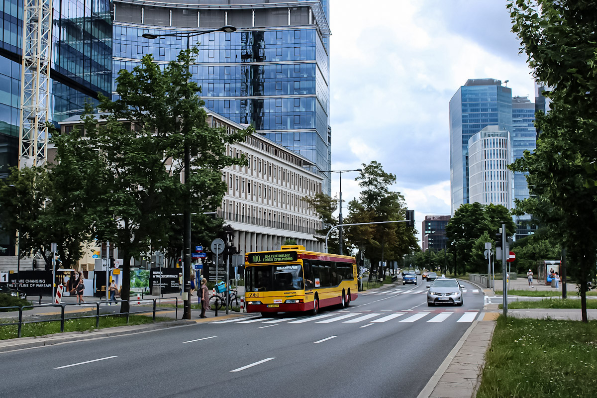 6960
Wraz z rozpoczÄciem wakacji, jak w zeszĹym roku na linii 100 zostaĹa uruchomiona 3 brygada na niskopodĹogowe zabytki MZA. 
Słowa kluczowe: Neoplan N4020TD 100 WLT 6960